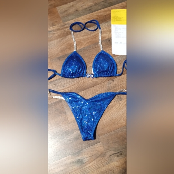 Competition bikini - Picture 3 of 4